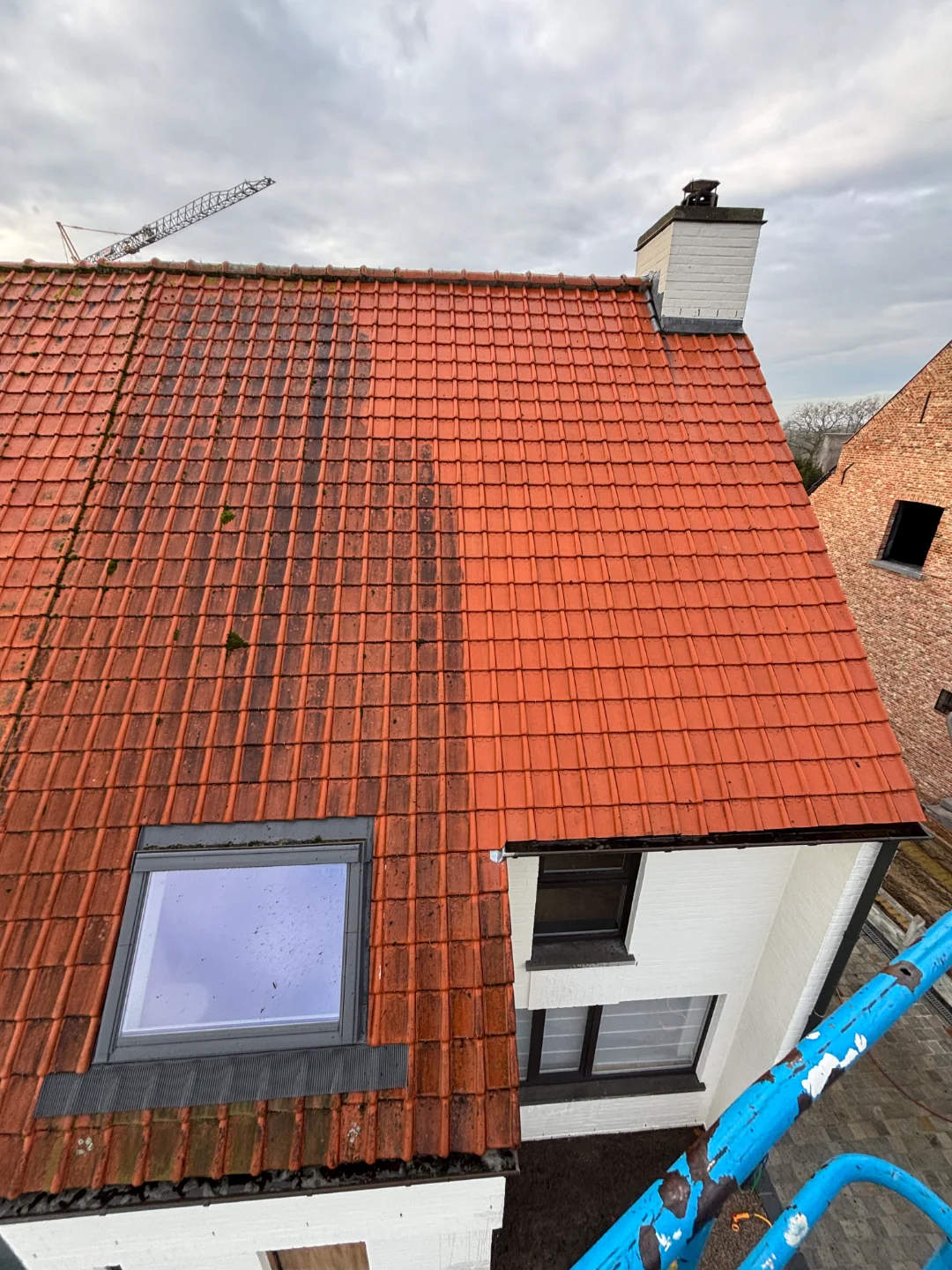 Dakreiniging met mosverwijdering door Renovivo Rode dakpannen na professionele dakreiniging, vrij van mos en aanslag, met zichtbaar verzorgd eindresultaat door Renovivo.